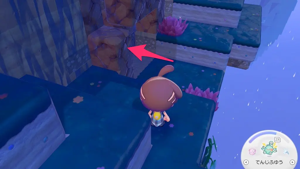 壁が茶色の狭い道を通り抜ける