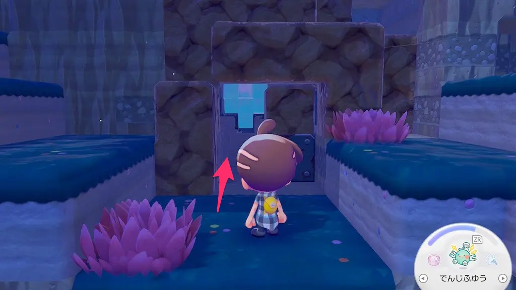 一本道の狭い通路を通り抜ける